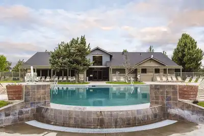 Image de Redmond, Or: Condo 2 chambres avec balcon, Mini cuisine, 2 piscines, 3 terrains de golf