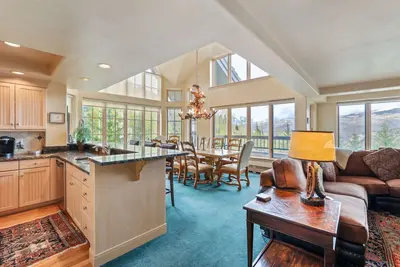 Image de Magnifique Condo Penthouse pour 10 personnes, Ski In at Pines Lodge