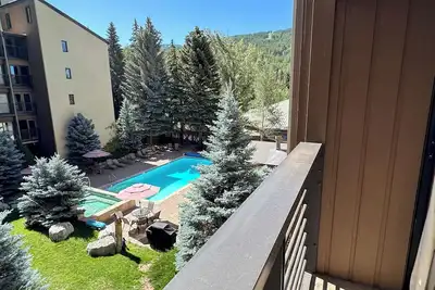 Image de Vues sur la piscine depuis ce condo au 2e étage - Marche pour Lionshead