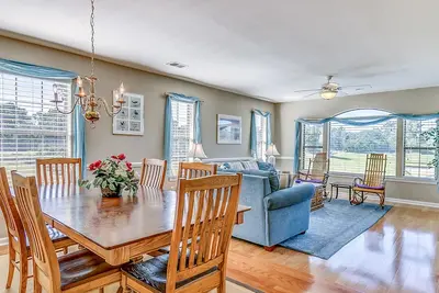 Image de Spacieux et beau condo avec vue sur étang et 4ème trou