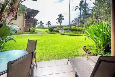 Image de Lanai to Lawn! Chic Kitchen+Bath, Ceiling Fans, WiFi, Tile Floors–Kaha Lani 110