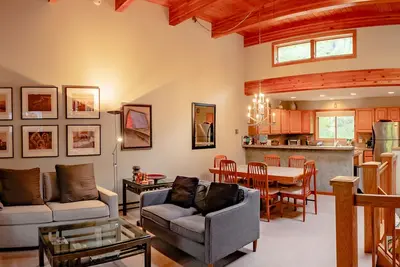 Image de Riverside Condo avec vue sur la montagne et la ville et un mobilier mis à jour.