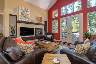 Image de Cabine de luxe avec accès au Sequoia Woods Country Club! ACCÈS Gratuit Aux Lacs Et Aux Loisirs À Pinebrook
