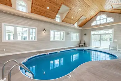 Image de Waterfront Retreat - Accueil Lakefront / Golf Area w / piscine intérieure privée