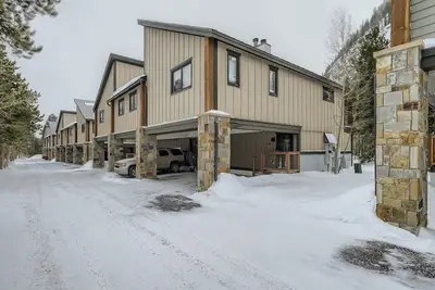 Image de 2 chambres avec grand pont juste au coeur de tout! !