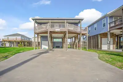 Image de Propriété de plage de deux chambres récemment rénovée située dans le lotissement familial calme d'Emerald I - Crew Rest