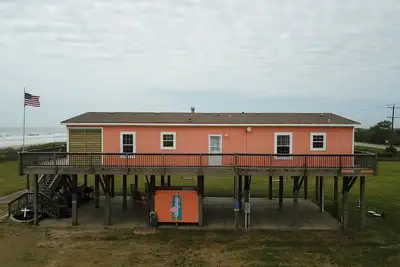 Image de Propriété en bord de mer récemment rénovée et peinte - officiellement connue sous le nom de Sweet Pea Ii - Sunset Peach