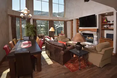 Image de Spacieux 4Br 4. 5Ba Condo Ski in / out-Stay +7 Nights