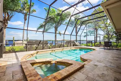 Image de Jouets De Piscine Et Sunrises Gratuits<br><br>Lever Du Soleil Sur Le Lac Tarpon 4 Chambres 3. 5 Bain<br><br>Maison De Piscine De Lac Front