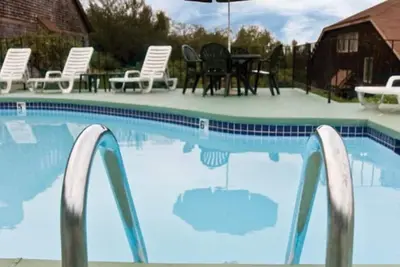 Image de Charmant condo avec piscine et bain à remous et parking gratuit