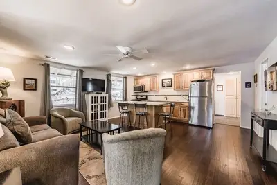 Image de Miles Hacienda: Cottage Ruidoso superbement rénové et situé dans le centre