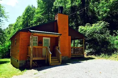 Image de Bear's Den - Semi isolée, bain à remous, cheminée à bois, confortable, romantique