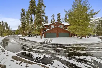 Image de Belle maison semi-duplex, récemment rénové avec garage et bain à remous privé! !