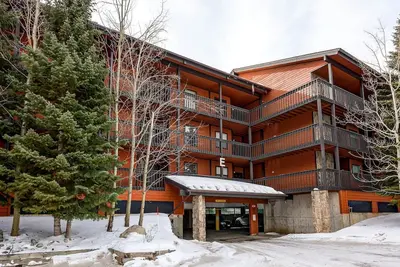 Image de Mountainside Condos ont un emplacement idéal et quelque chose pour tout le monde. Unité 229e est une chambre / un condo de salle de bain bien entretenu qui peut accueillir confortablement 4 personnes.
