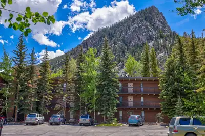 Image de Une grande valeur pour ceux qui veulent faire du ski ou de l'embarquement à peu de frais. Ten Mile Island est un 2 chambres, 2 salles de bains appartement juste à côté de la rue Main à Frisco.