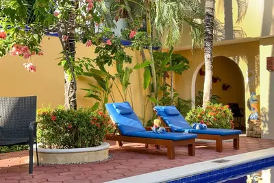 Appartement calme avec grand patio privé, lit king et cuisine bien équipée.