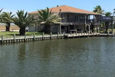 Image de Charmante propriété de canal de 3 chambres - avec stalle de bateau - Stingaree Landing