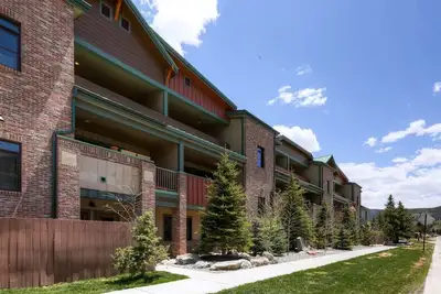 Image de Beau 2 chambres plus den tout près de Main Street, Frisco!