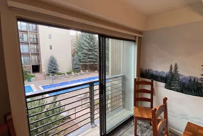 Image de Vail Internationale n ° 105 - 2br / 2ba avec vue sur la piscine et dans l'unité laveuse / sécheuse