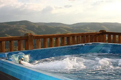 Image de Chalet romantique avec vue panoramique, WiFi, bain à remous, sentiers, près de Boone