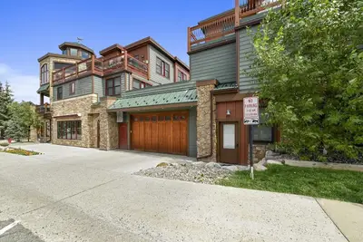 Image de nouvelle construction de luxe au cœur de Frisco! ! Belle, condo étage demi-pâté de maisons de la rue principale avec garage, ascenseur privé et d'un bain à remous privé.