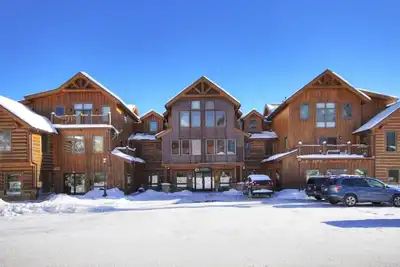 Image de Le luxe au cœur de Frisco! ! Magnifique condo à un pâté de la rue principale avec parking et ascenseur.