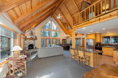 Image de Big Timber Lodge: 4 Br / 3 Wc 1 Ba Plus Loft & Rec Chambre W / Pool Table Et FLÉCHETTES. Walk To Bleu Lake Springs Rec Centre (Droits Des Clients Appliquer)