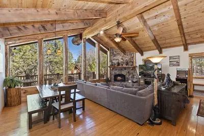 Image de Angels Camp: Luxe personnalisé Wood Work! Internet! Quartier calme! Parking! Foyer au gaz!