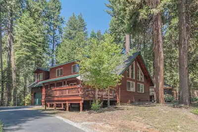 Image de Wolf Den · Retraite des grands arbres avec salle de jeux et accès gratuit à la piscine!