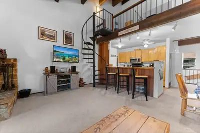 Image de Condo sur le toit avec accès à la piscine, barbecue électrique, foyer au bois et cuisine complète