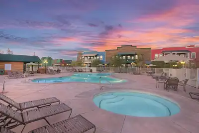 Image de Condos de style sud-ouest avec cheminées, piscine et bain à remous et pêche sur place