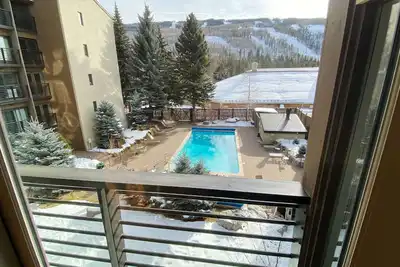 Image de Vail Internationale n ° 206 - 2br / 2ba avec Vail Mountain et vue sur la piscine