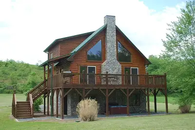 Image de Spacieux Riverfront Cabin w / HotTub, Animaux acceptés, Firepit, Table de ping-pong, Stone Frpl