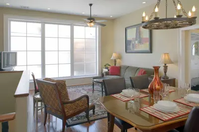 Image de Chic Carriage House sur Monterey Square avec garage