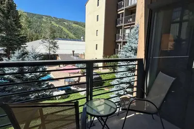Image de 4 lits dans ce condo 2br / 2ba avec piscine extérieure et bain à remous