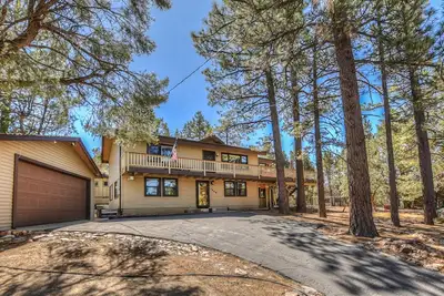 Image de Whispering Bear Lodge: table de billard! Baby-foot! Spa! Vues! L'Internet! Xbox! Télévision par câble! Plate-forme!