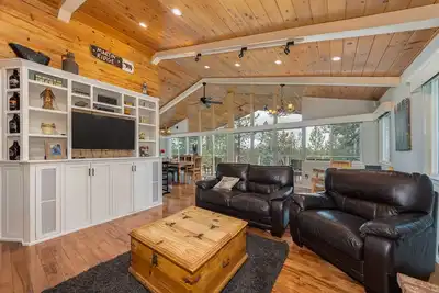 Image de Martin Ridge: 4 Br / 3 Ba Plus Rec Salon W / Table De Piscine, Ping Pong, Football Et Air Hockey- Vues Superbe Depuis Le Pont