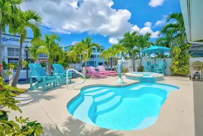 Image de P10 - Charmant 2 chambres, 2 salles de bain en duplex avec piscine privée et dockage en eau profonde.