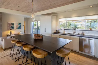 Image de Penthouse de luxe avec 2 chambres et 2 salles de bain Ă Shell Beach, surplombant la cĂ´te avec des balcons enveloppants