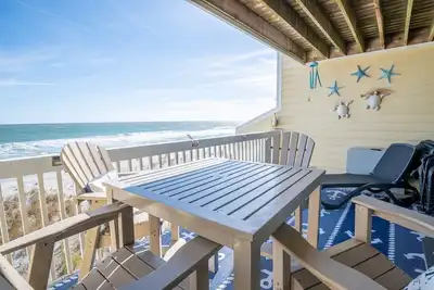 Image de Condo familial en bord de mer avec installations incroyables, accès à la piscine et à la plage, kiosques de jardin et centre de loisirs avec gymnase, piscine intérieure / jacuzzi et salons.