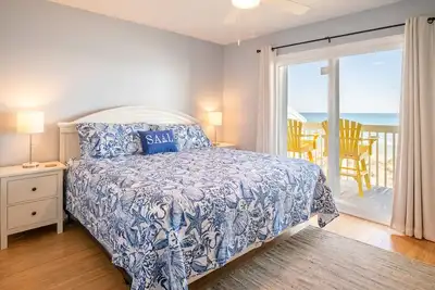 Image de Condo familial en bord de mer avec installations remarquables, accès à la piscine et à la plage, kiosques de jardin et centre de loisirs avec gymnase, piscine intérieure / jacuzzi et salons.
