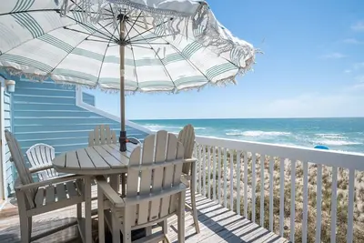 Image de Condo familial en bord de mer avec installations incroyables, accès à la piscine et à la plage, kiosques de jardin et centre de loisirs avec gymnase, piscine intérieure / jacuzzi et salons.