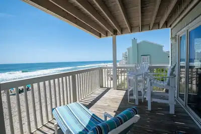 Image de Condo familial en bord de mer avec installations incroyables, accès à la piscine et à la plage, kiosques de jardin et centre de loisirs avec gymnase, piscine intérieure / jacuzzi et salons.