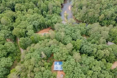 Image de Whispering Waters- Private w / sons de la rivière