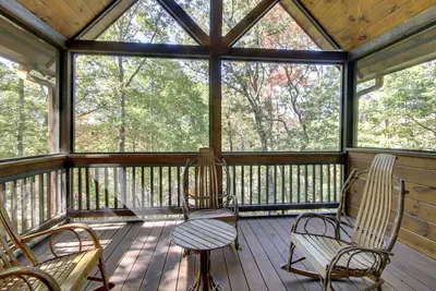 Image de Les Bois De SÉRÉNITÉ Nichent Calme Dans Les Montagnes De La GÉORGIE Du Nord.
