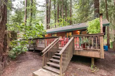 Image de Hearthside Cabin - Détendez-vous dans le bain à remous sous les Redwoods!