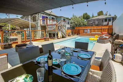 Image de Bed and Biscuit ~ Détendez-vous et jouez! ! Piscine et bain à remous! Marchez jusqu'au fleuve russe!