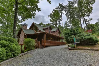 Image de Maison de bois de luxe avec foyer au bois extérieur et bien plus encore.