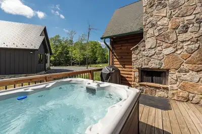 Image de Ace's Chalet- Ski in / ski out home avec foyer extérieur! Super en été!