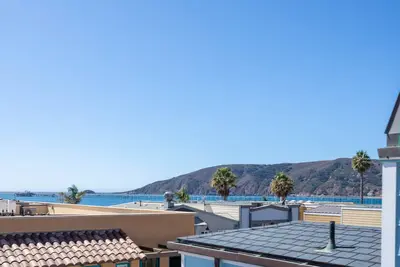 Image de 2 Chambre / 2 salles de bain Boutique Townhouse offre touristique Avila Pier Vues de toit Cuisine d'été Patio